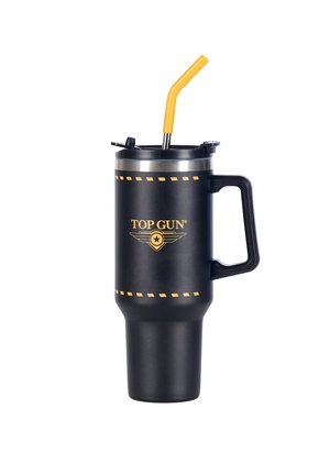 Zwarte geïsoleerde reismok met handvat, geel "TOP GUN" logo en gele buigzame rietje in het deksel gestoken.