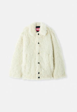 Veste en fausse fourrure créme avec un col, des boutons noirs, deux poches avant et une finition texturée. Étiquette formelle visible à l'intérieur.