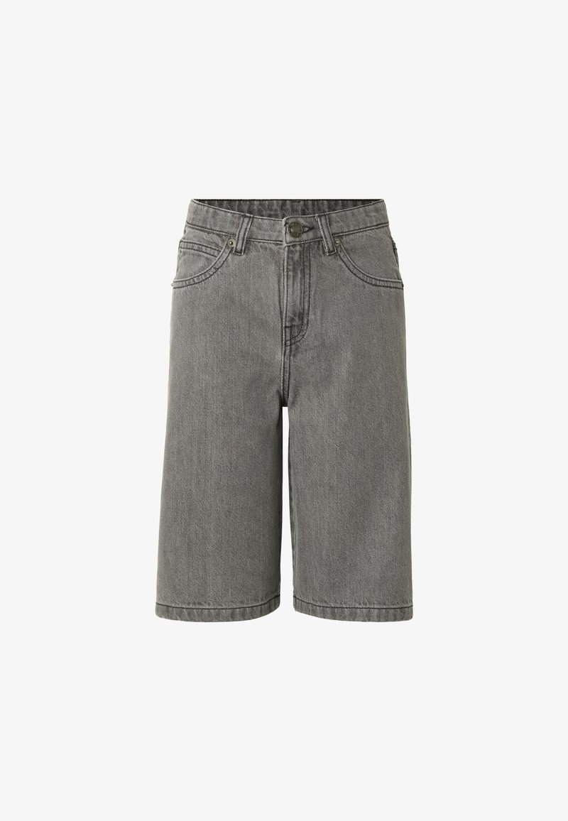 Shorts en denim gris jusqu'aux genoux avec bouton à l'avant, fermeture éclair et style cinq poches sur fond blanc.