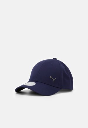 Gorra de béisbol de color azul marino fabricada en tela, con visera curva y un logo de Puma metálico en la parte frontal. Textura suave sin patrones.