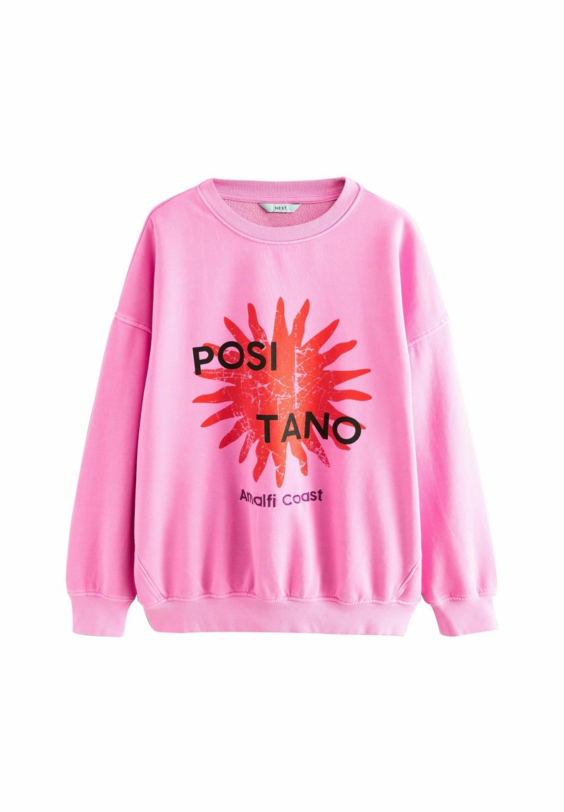 Sweatshirt rose avec un graphique en rayons de soleil rouge et orange, portant les inscriptions "POSITANO" et "Côte Amalfitaine" en noir. Fabriqué en tissu doux.