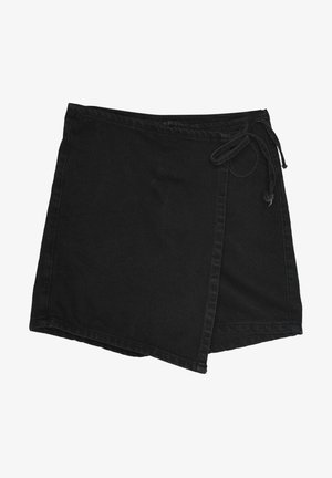 Schwarzer Denim-Wickelrock mit einer Bindeschließe, asymmetrischem Saum und einer weichen Textur. Keine sichtbaren Muster oder Verzierungen.