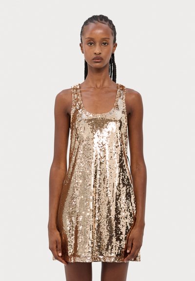 Robe en sequins de couleur bronze, sans manches, décolletée rectangulaire, avec une coupe droite légèrement ample, mettant en valeur des textures réfléchissantes.