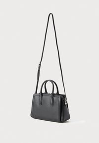 Svart skinnveske med doble topphåndtak, avtagbar skulderrem, rektangulær form, teksturert overflate og sølvdetaljer.