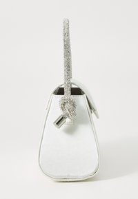Borsa a tracolla in satin bianco con una forma strutturata, caratterizzata da un manico argentato luccicante e un dettaglio annodato. Design elegante, hardware ridotto al minimo.