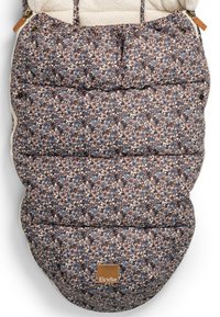 Sovsäck med blommönster och quiltad design. Färgerna inkluderar marinblå, kräm och rost. Har en tan läderetikett och en plyschinteriör.