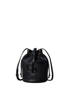 Zwarte leren bucketbag met trekkoord, verstelbare schouderband en een geperst "cK" logo aan de voorkant.