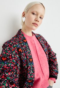 Pieces PCSAROLINE SHORT JACKET - Lengva striukė - black