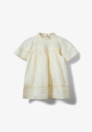 Crèmewitte babyjurk met kantafwerking, plooitjes op het lijfje, korte opgepofte mouwen en een geplooide rok tegen een witte achtergrond.