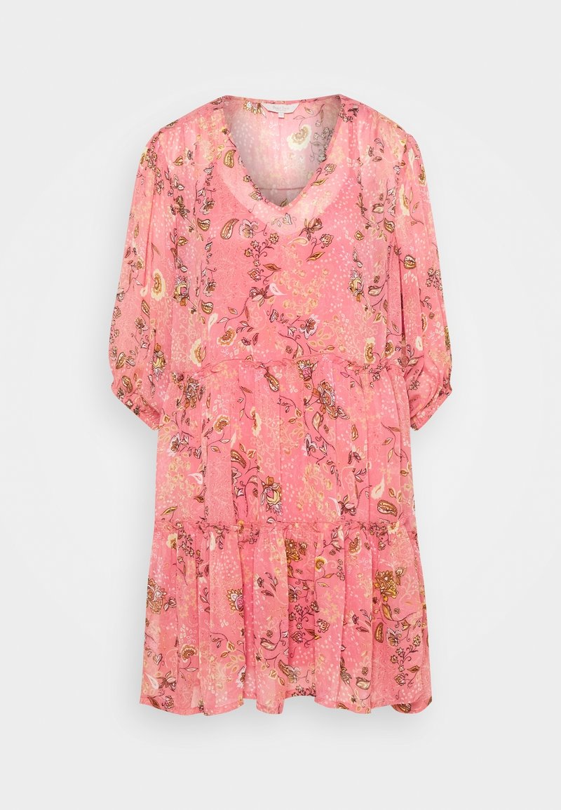 Robe rose à fleurs avec col en V, manches trois-quarts bouffantes, taille froncée et ourlet à volants superposés, présentée sur un fond uni.