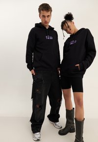 YOURTURN - UNISEX - Pulover s kapuco - black Miniaturna slika 1