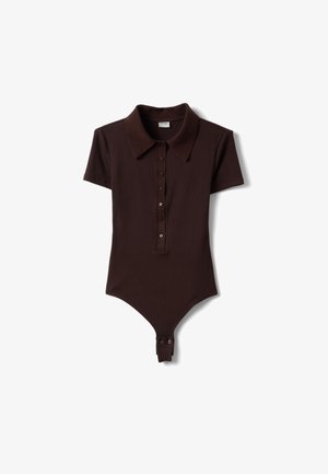 Body à manches courtes côtelé marron foncé avec un large col, une patte de boutonnage sur le devant et une fermeture à pression à l'entrejambe.