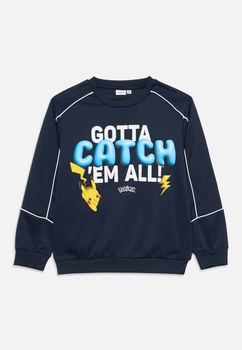 Tummansininen pitkähihaisuus collegepaita, jossa valkoiset raidat. Edessä teksti "GOTTA CATCH 'EM ALL!", Pikachu ja Pokémon logo.