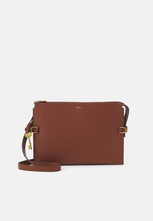Sac à bandoulière en cuir marron avec une texture lisse, accents en métal doré et une sangle ajustable. Doté d'une fermeture éclair et d'un détail de marque.