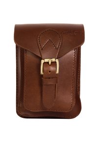 Bruine leren tas met een klep afsluiting, voorzien van een metalen gesp en stikdetails. Compact rechthoekig van vorm, met een gladde textuur.