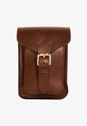 Brązowa skórzana torba z klapą, z metalowym zapięciem i przeszyciami. Kompaktowy prostokątny kształt, gładka tekstura.