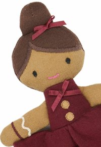 Muñeca de tela suave con un moño marrón, cara marrón claro y un vestido burdeos que presenta dos botones dorados y detalles de cinta. Detalles de costura color crema.