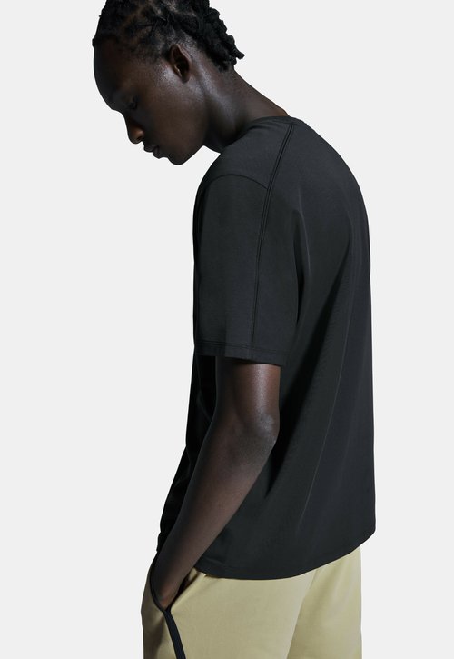 On FOCUS - Basic T-shirt - black — foto 6