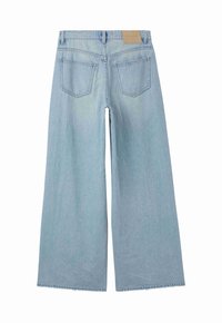 Jeans de pierna ancha en azul claro, hechos de mezclilla, con un dobladillo sin acabar y dos bolsillos traseros. La cinturilla tiene una etiqueta marrón en el centro.