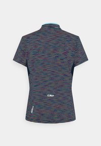 Camisa de manga corta con fondo azul marino y rayas horizontales multicolores. Cuello alto con marca en la parte posterior. Acabado de tejido texturizado.