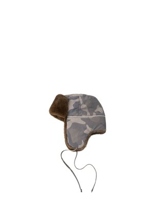 Chapeau de trappeur camouflage gris et beige avec doublure en fourrure marron et cache-oreilles, doté de cordons pour fixer sous le menton.