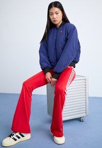 adidas Originals FLARED - Tamprės – kelnės - better scarlet