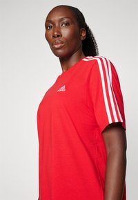 adidas Sportswear ESSENTIALS 3-STRIPES SINGLE BOYFRIEND - Trikotāžas kleita - better scarlet