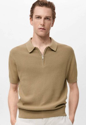 Polo a maniche corte beige, caratterizzato da un motivo a maglia testurizzata, colletto con zip e design aderente. Tessuto morbido in misto cotone.