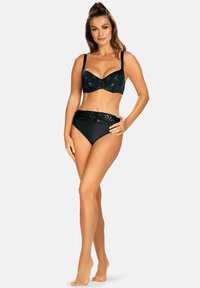 Czarny zestaw bielizny składający się z usztywnianego biustonosza z koronkowymi detalami oraz majtek z wysokim stanem z podobnym koronkowym pasem. Gładka tekstura materiału.