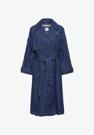 Manteau trench en denim bleu foncé avec un devant croisé, de larges revers et une ceinture à nouer. Il dispose de deux poches latérales et de poignets à boutons.