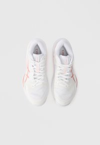 Sneakers bianchi con un design testurizzato, caratterizzati da dettagli rosa chiaro e lacci, suola in gomma e tomaia in mesh traspirante.