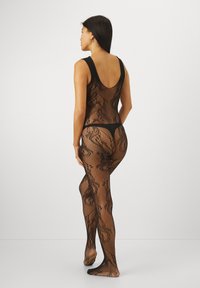 Μαύρο διάφανο κορμάκι με σχέδιο δίχτυ με πολύπλοκα σπειροειδή μοτίβα, φαρδιές τιράντες και χαμηλή στρογγυλή πλάτη. Μαλακό, υφασμάτινο υλικό.