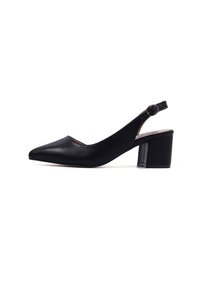 Tacchi slingback in pelle nera con punta affilata, una cintura con fibbia rotonda e tacco a blocco robusto. Texture liscia con dettagli minimi.