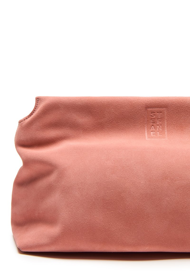 Borsa in suede rosa con una texture morbida, caratterizzata da un design semplice e un delicato dettaglio del logo impresso sul davanti.