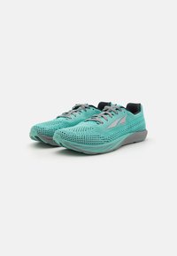 Scarpe da corsa in mesh traspirante color turchese con lacci e dettagli grigi, dotate di punta arrotondata e suola imbottita per il massimo comfort.
