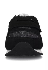 Scarpe sportive nere in suede e materiali sintetici, con una striscia metallica texturizzata e una cinghia in velcro. Suola bianca.