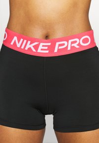 Nike Performance SHORT - Leggings - black/archaeo pink/white