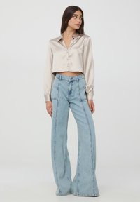 Terranova NERVATURE - Jeans a zampa - blu denim chiaro