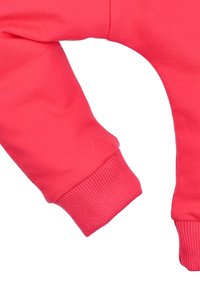 Rode pullover mouw met een geribbelde manchet, gemaakt van zacht katoen. De mouw heeft een gladde textuur en een losse pasvorm.