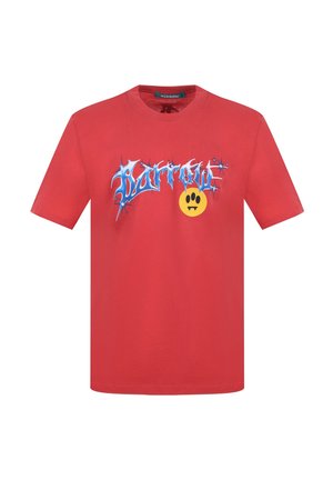 T-shirt rossa a maniche corte con scritta gotica blu metallizzata "Barrow" e una faccina gialla sorridente con zanne sotto la scritta al centro davanti.