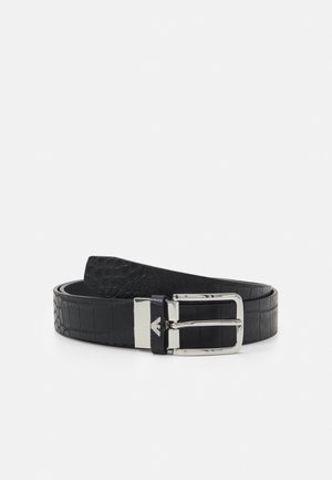 Ceinture en cuir noir avec un motif crocodile texturé et une boucle métallique argentée avec un petit détail logo sur la boucle de la sangle.