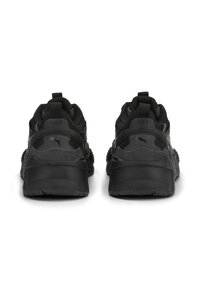 Chaussures de sport noires avec une tige en tissu texturé, un col rembourré et une semelle extérieure en caoutchouc robuste. Elles disposent d'une languette de traction et d'accents de logo.