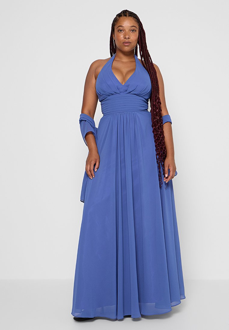 Robe longue à col halter en tissu bleu clair, présentant un corsage ajusté, des plis à la taille et une jupe fluide jusqu'au sol.