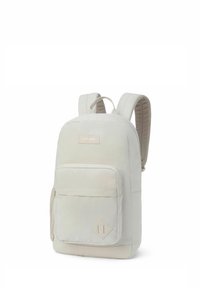 Zaino beige chiaro realizzato in tessuto resistente, dotato di spallacci imbottiti, scomparto principale, tasca frontale con zip e accento a forma di diamante.