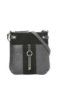Borsa a tracolla in pelle nera e grigia con finitura testurizzata, caratterizzata da una cintura centrale, dettagli in metallo e tracolla regolabile.