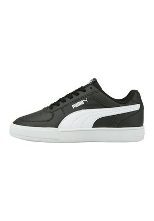 Zwarte lage Puma-sneaker met witte zijstreep, zwarte veters en witte zool, weergegeven in een linker zijprofiel.