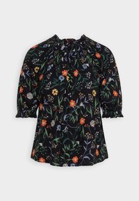 Svart blommig blus med korta puffärmar, samlad halsringning och flerfärgade blommor med gröna blad genom hela tyget.