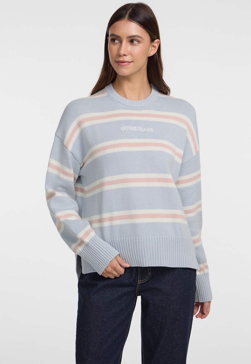 Gestreifter Pullover in Hellblau mit rosa und weißen Streifen. Stricktextur mit Rippabschluss und -bündchen. Verfügt über das Logo "GUESS JEANS" in Weiß.