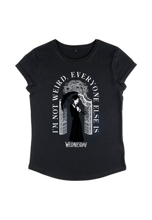 Maglietta nera con grafica di una ragazza in abito nero che tiene un ombrello davanti a un cancello ornato che recita "Nevermore Academy." Testo: "Non sono strana."