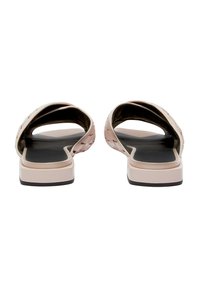 Sandali slip-on rosa con una finitura simile alla pelle, caratterizzati da un design intrecciato sulla parte superiore e una suola nera texturizzata.